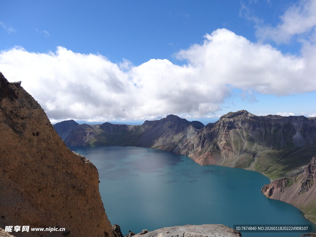 高山湖泊壮丽风光
