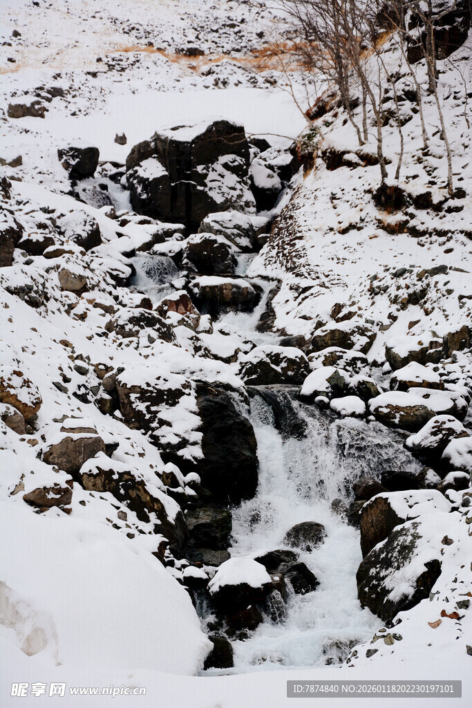 冬日山间溪流雪景