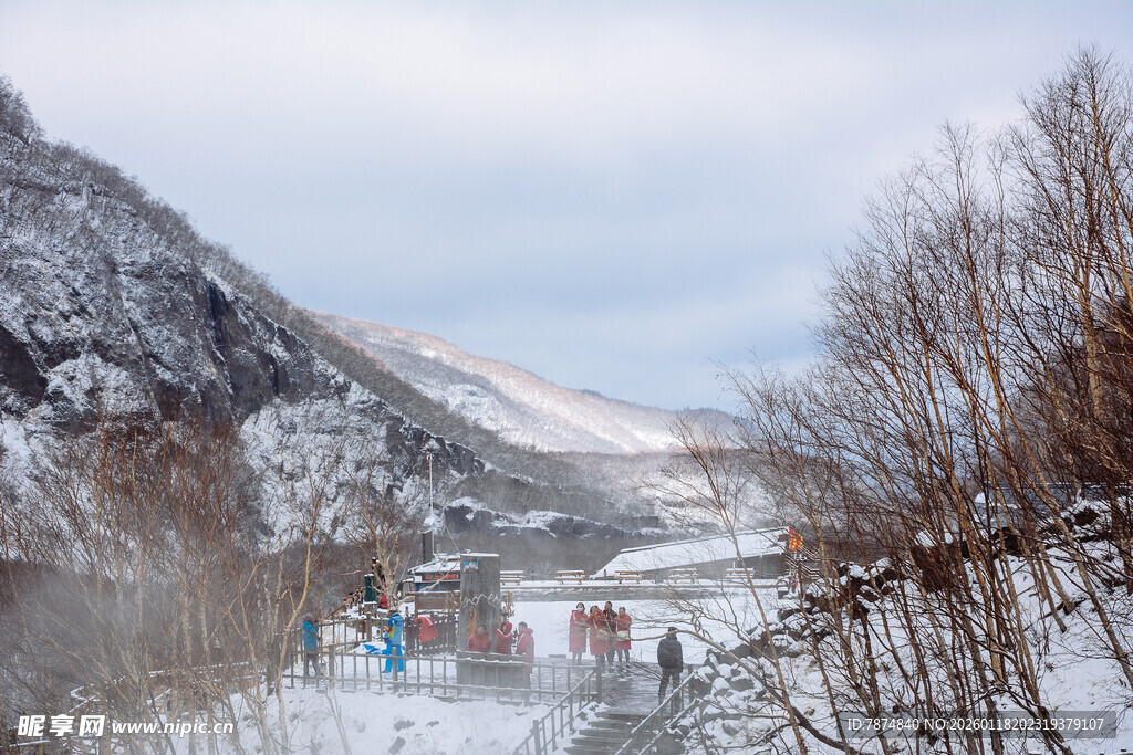 冬日山间雪景村落