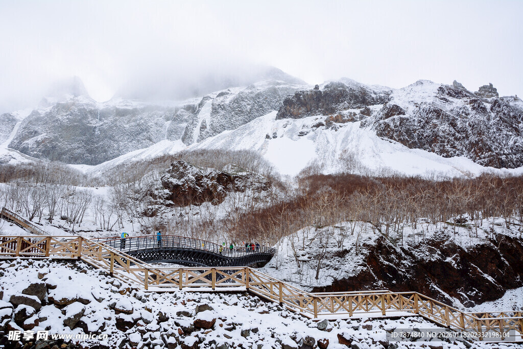 雪山下的建筑景观