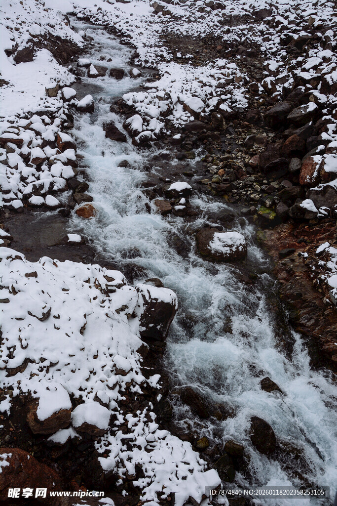 山间融雪溪流