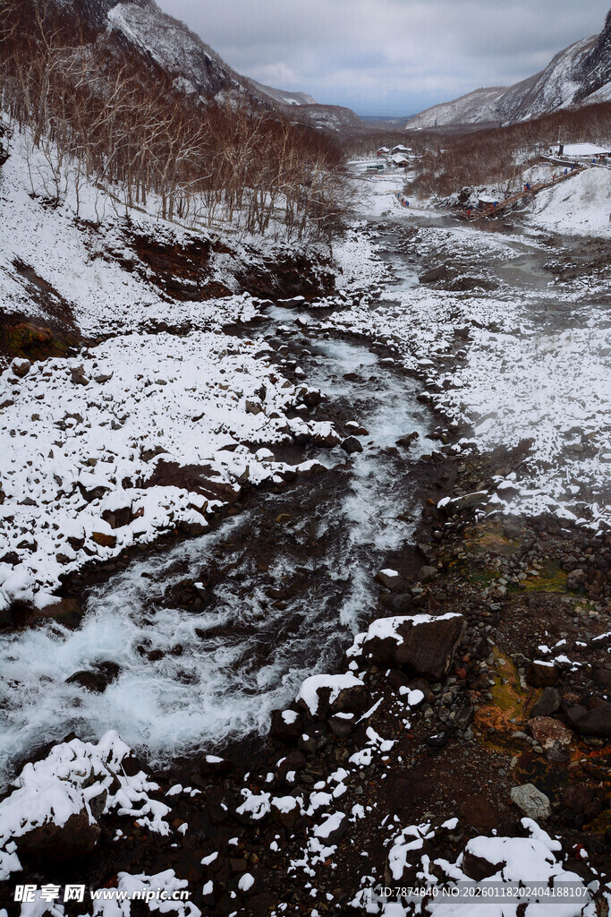冬日山间溪流雪景