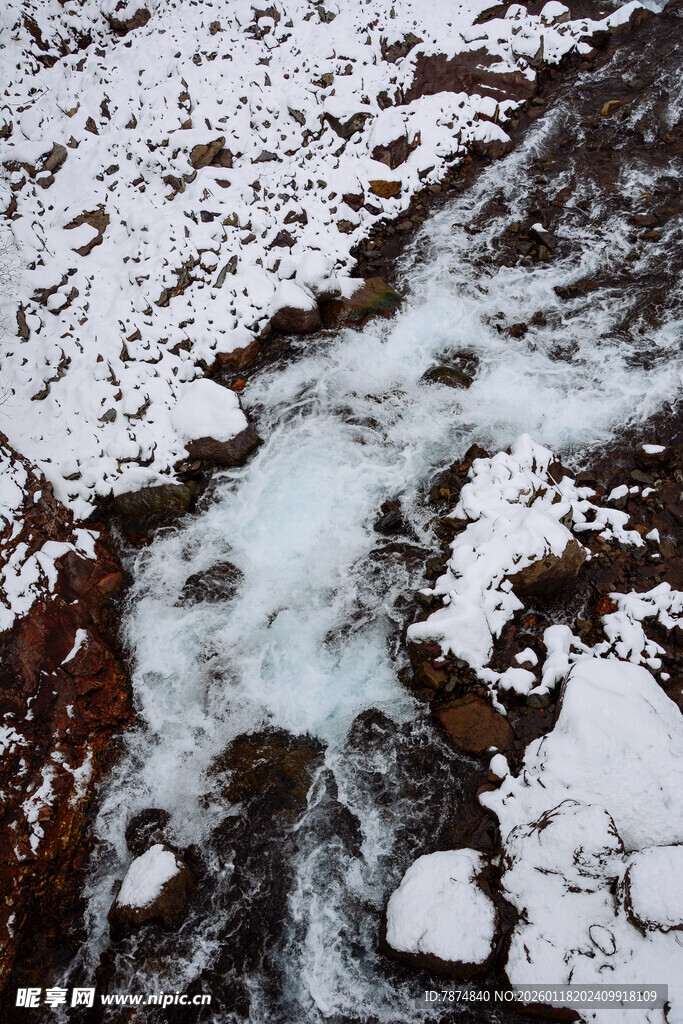雪覆溪流 冬日灵动之景