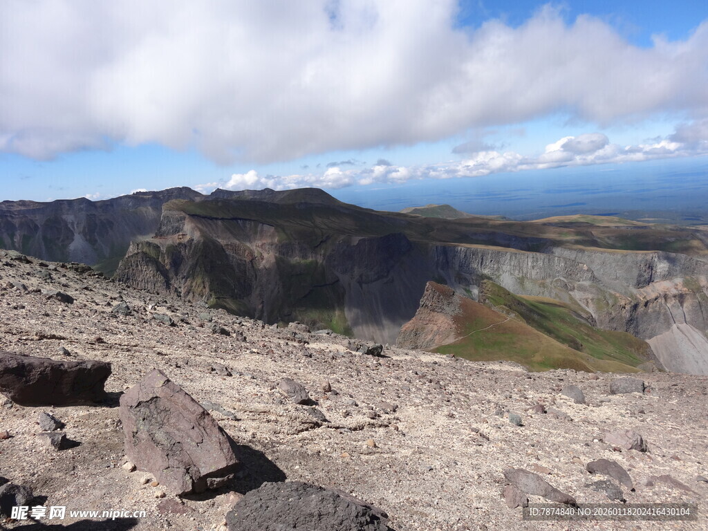 高山岩石景观 云绕远山