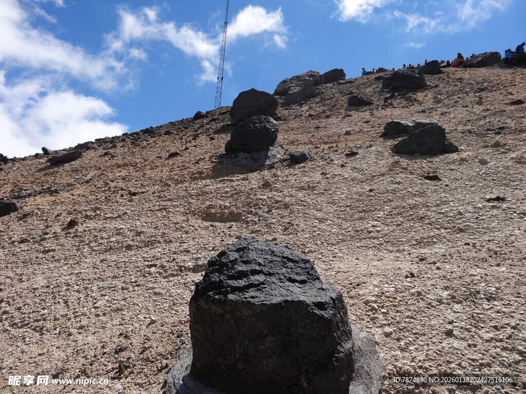 山坡上的黑色岩石景观
