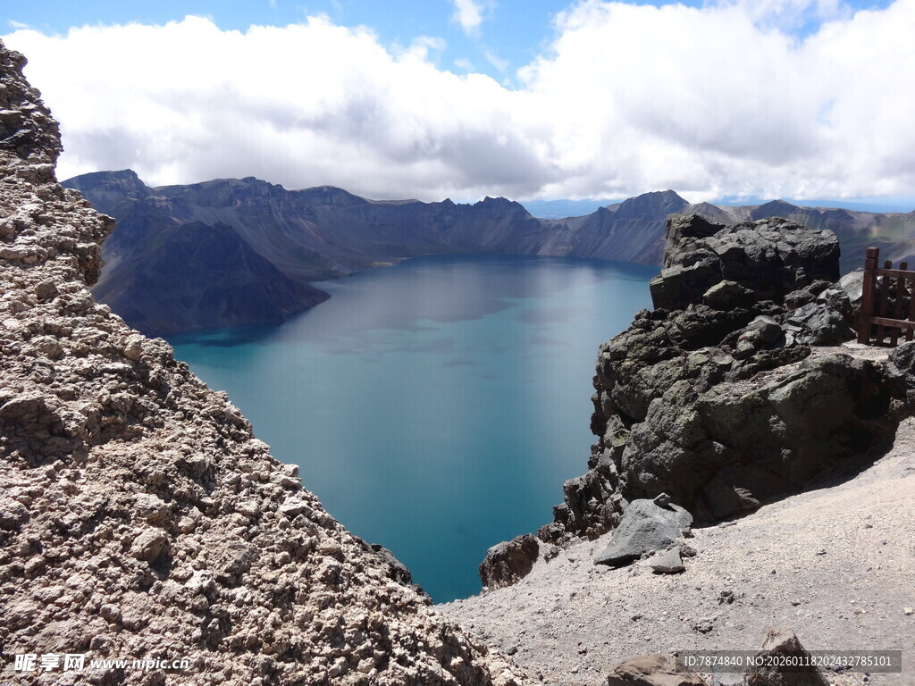 壮丽高山湖泊景观