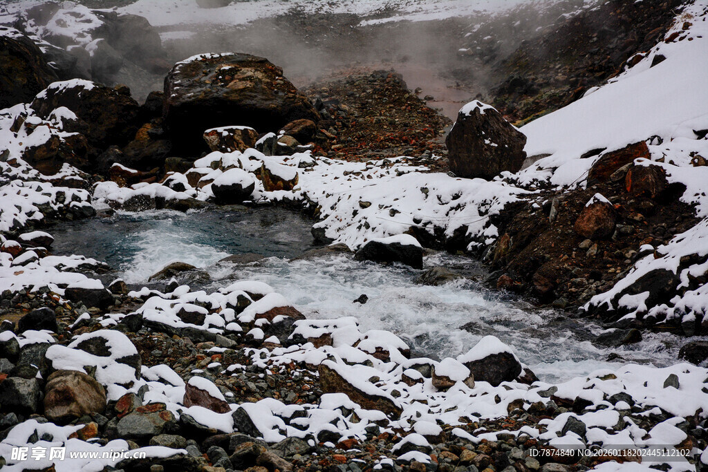 雪覆溪流 山间冬日景致