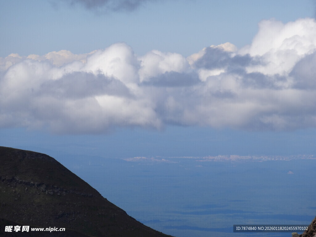 山海间的云景风光