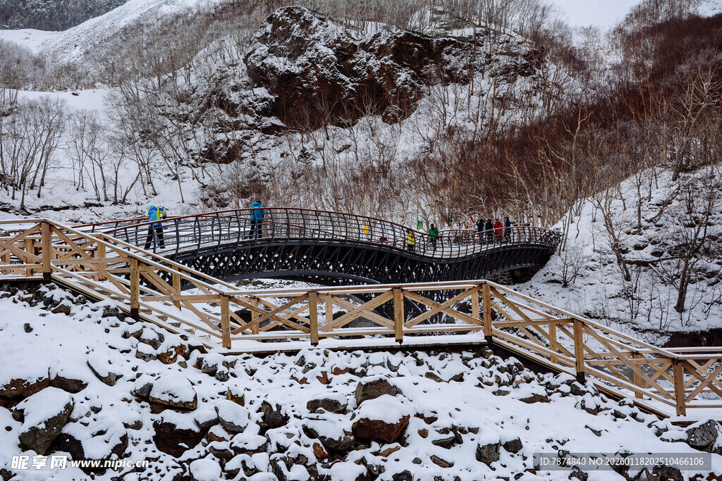 雪覆栈道的冬日山间美景