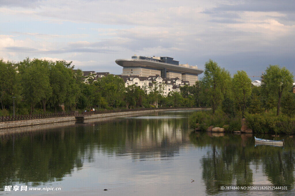 湖畔建筑与葱郁绿树景观
