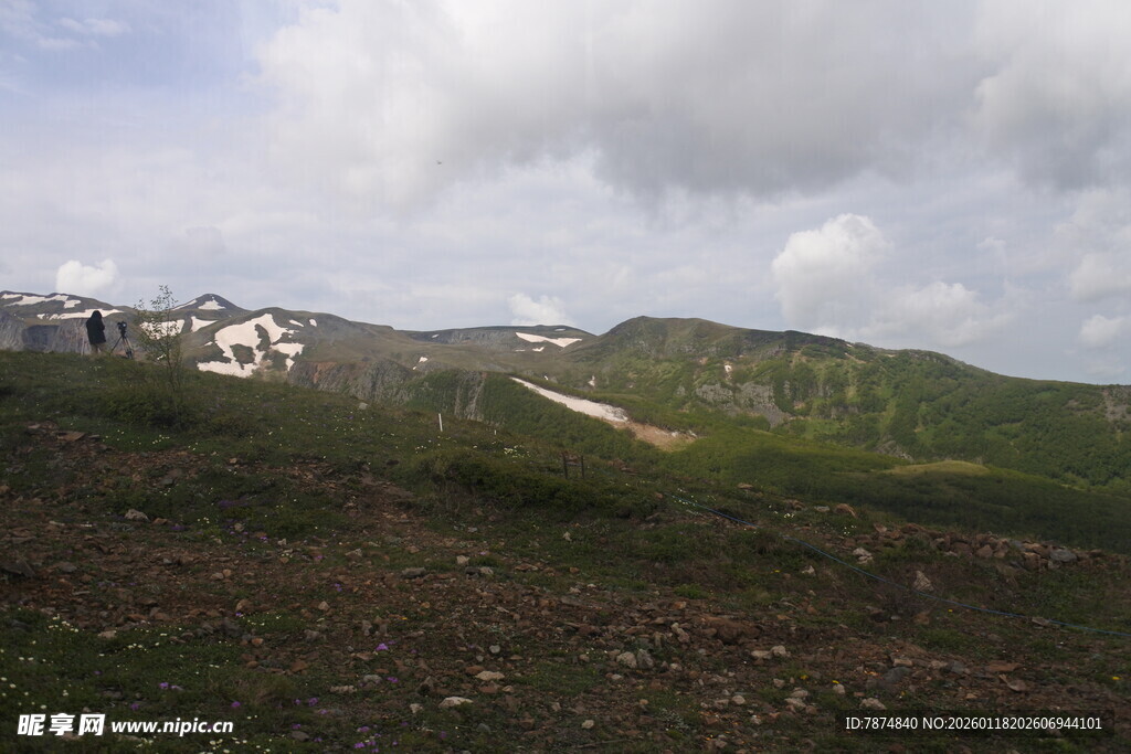 山间美景 云雾缭绕的草地