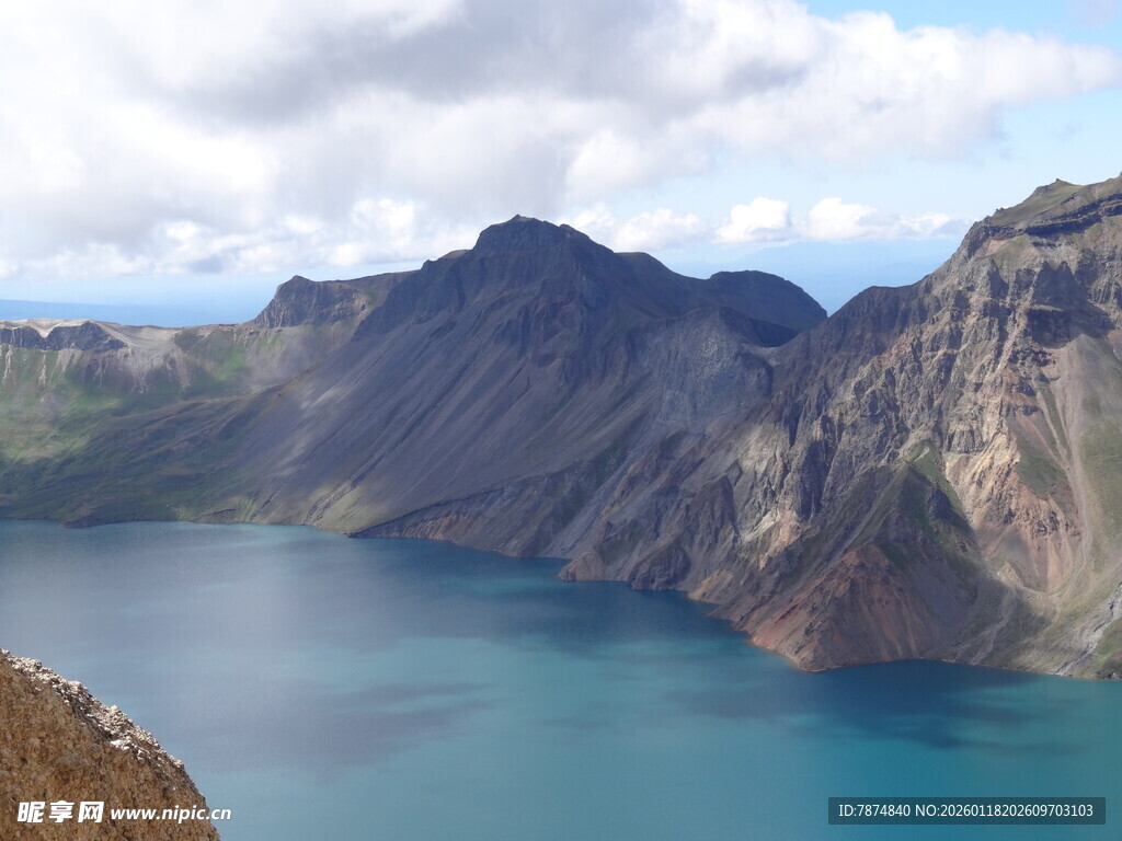壮丽高山湖泊美景
