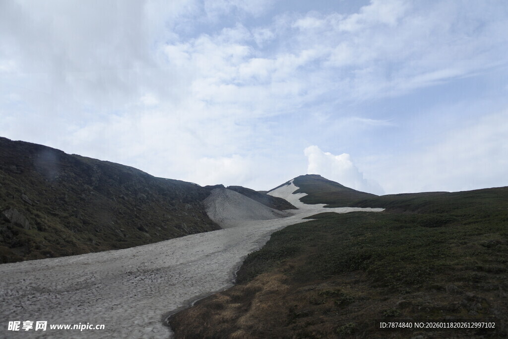 蜿蜒山间公路风景