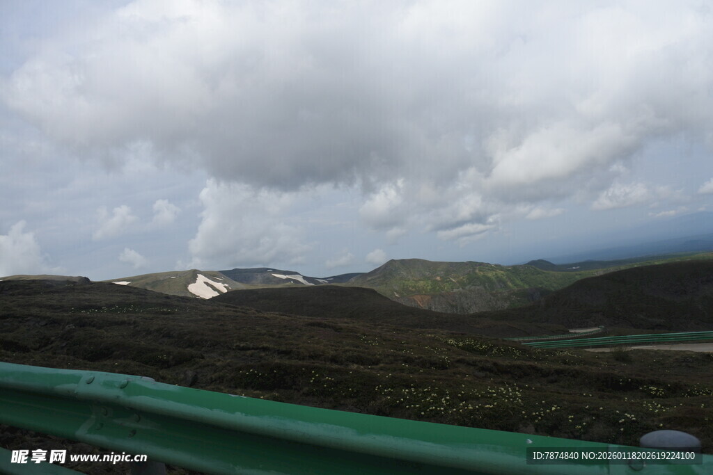 公路边的山峦与天空景色