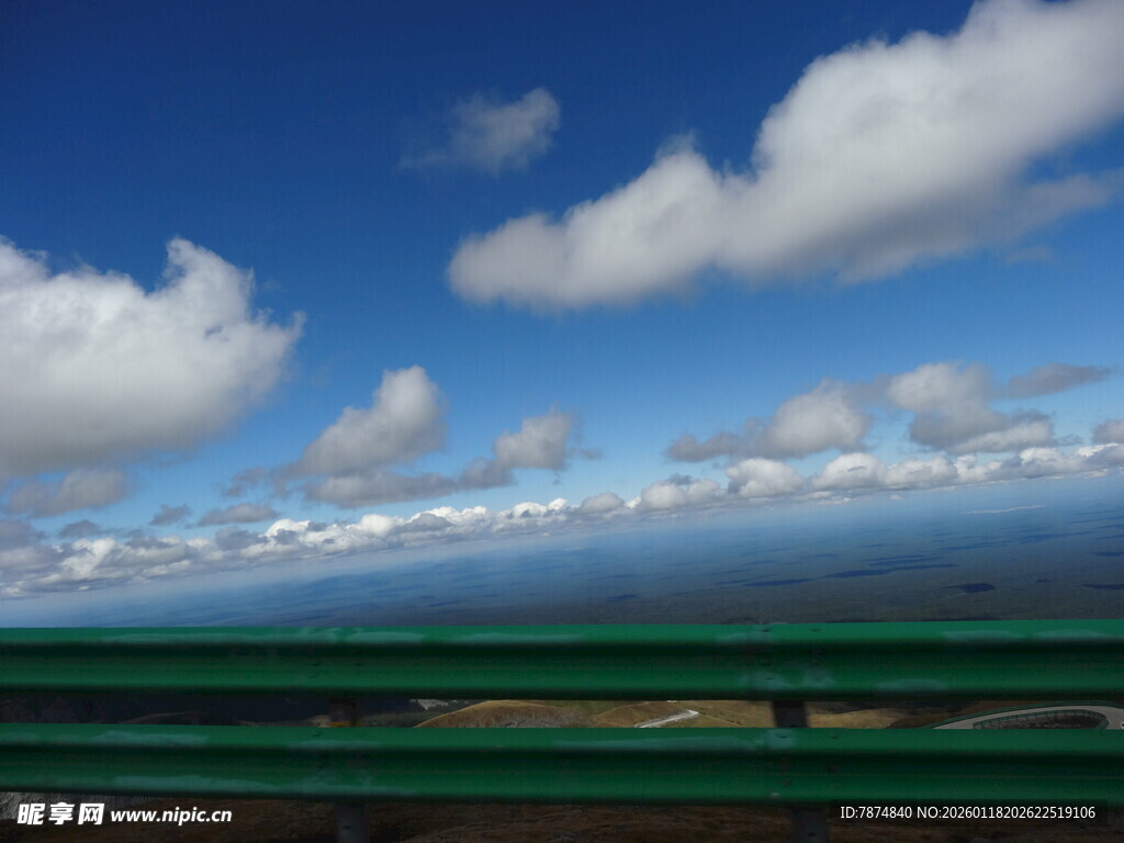 草原蓝天美景