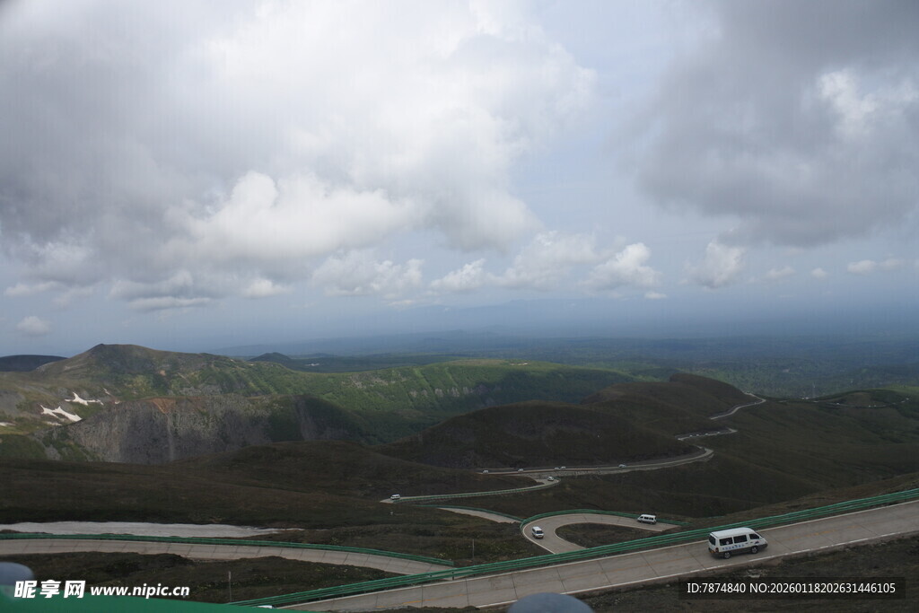 俯瞰公路与远山云海景观