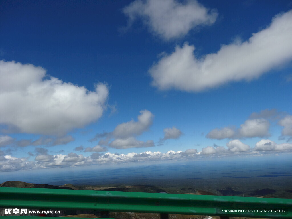 蓝天绿野间的美丽景致