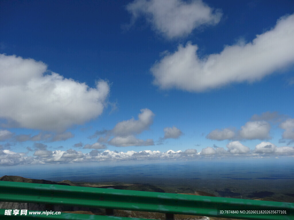 蓝天云海间的公路风景