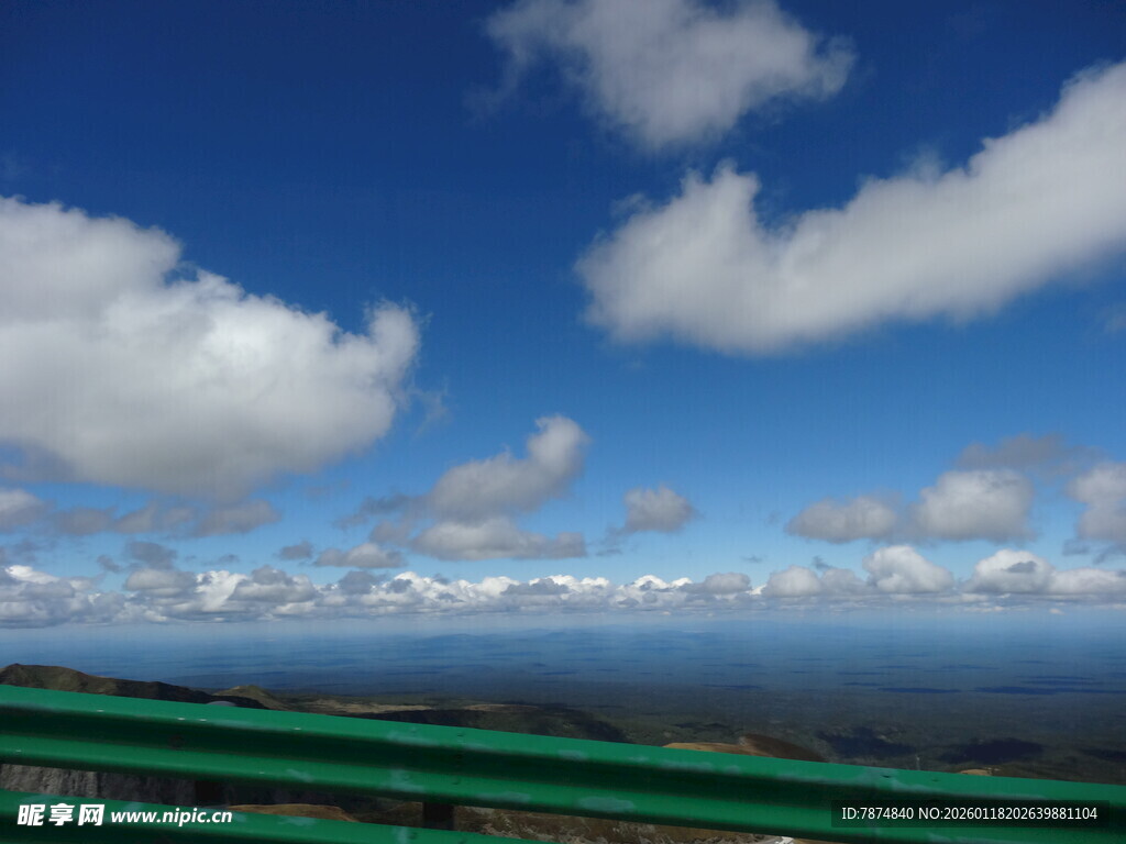 蓝天绿地间的开阔风景
