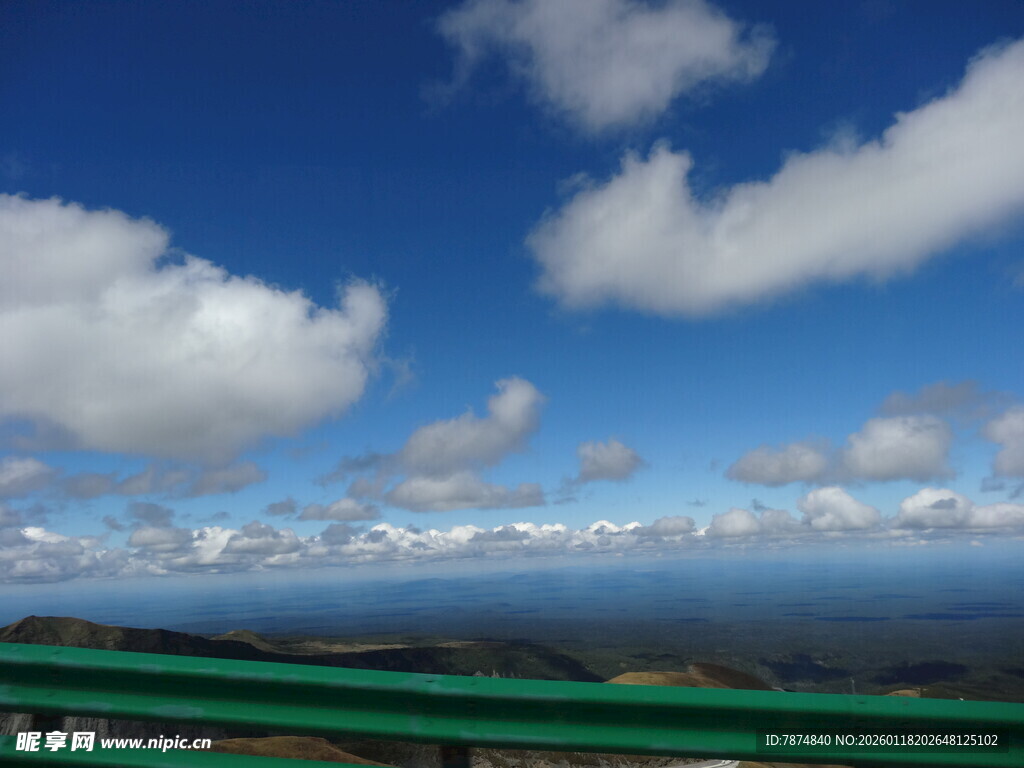 公路上的蓝天与白云美景