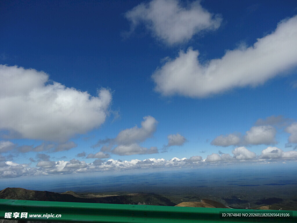 蓝天白云下的壮阔风景
