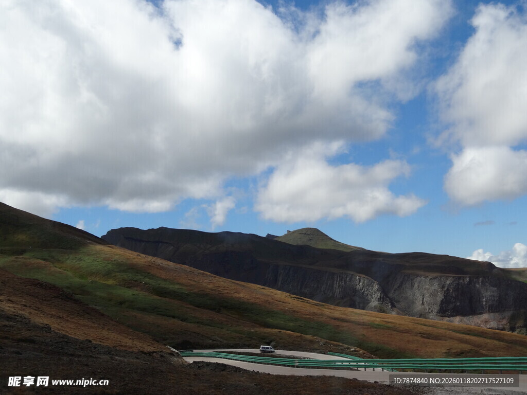 高山湖畔美景