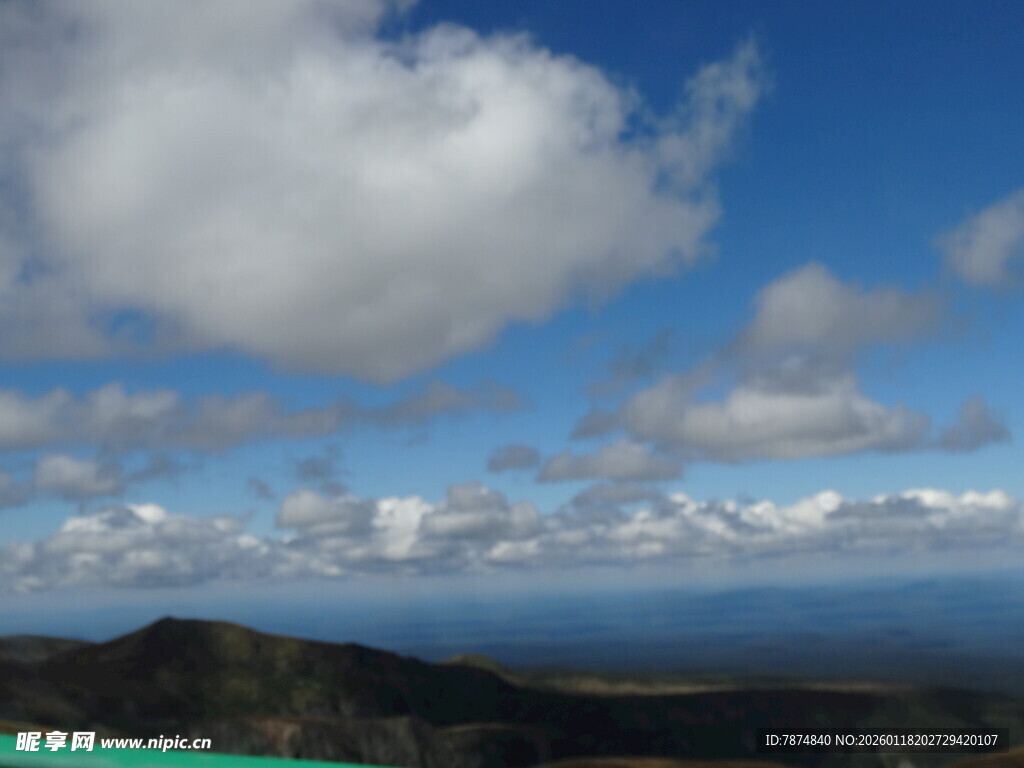 蓝天白云下的壮阔山海景