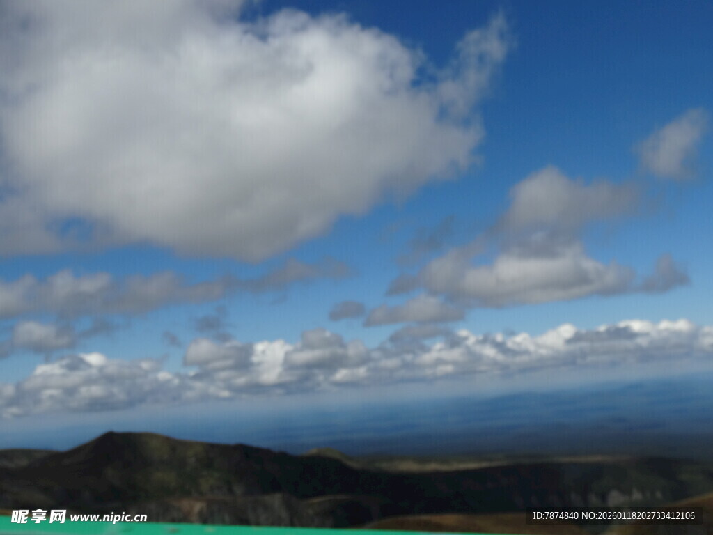 蓝天白云下的山峦景色