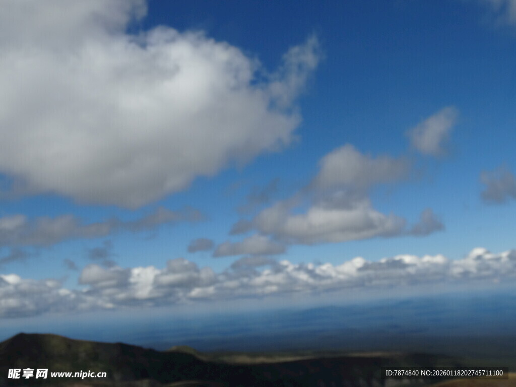 蓝天云海下的壮阔山景