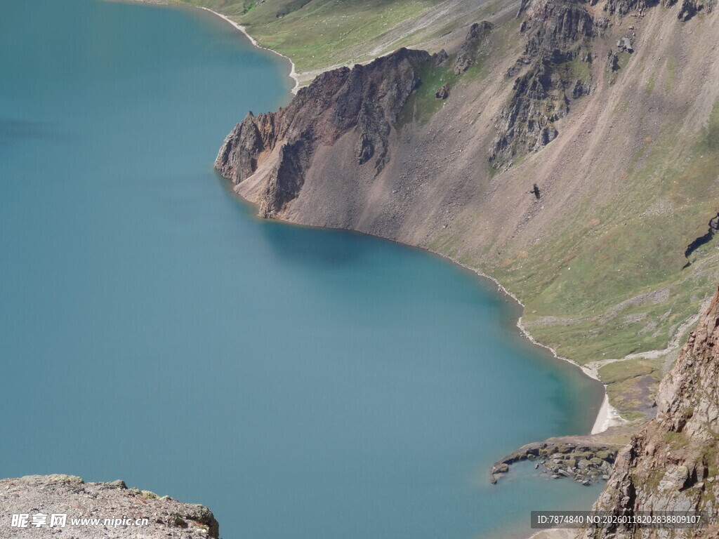 高山湖畔美景