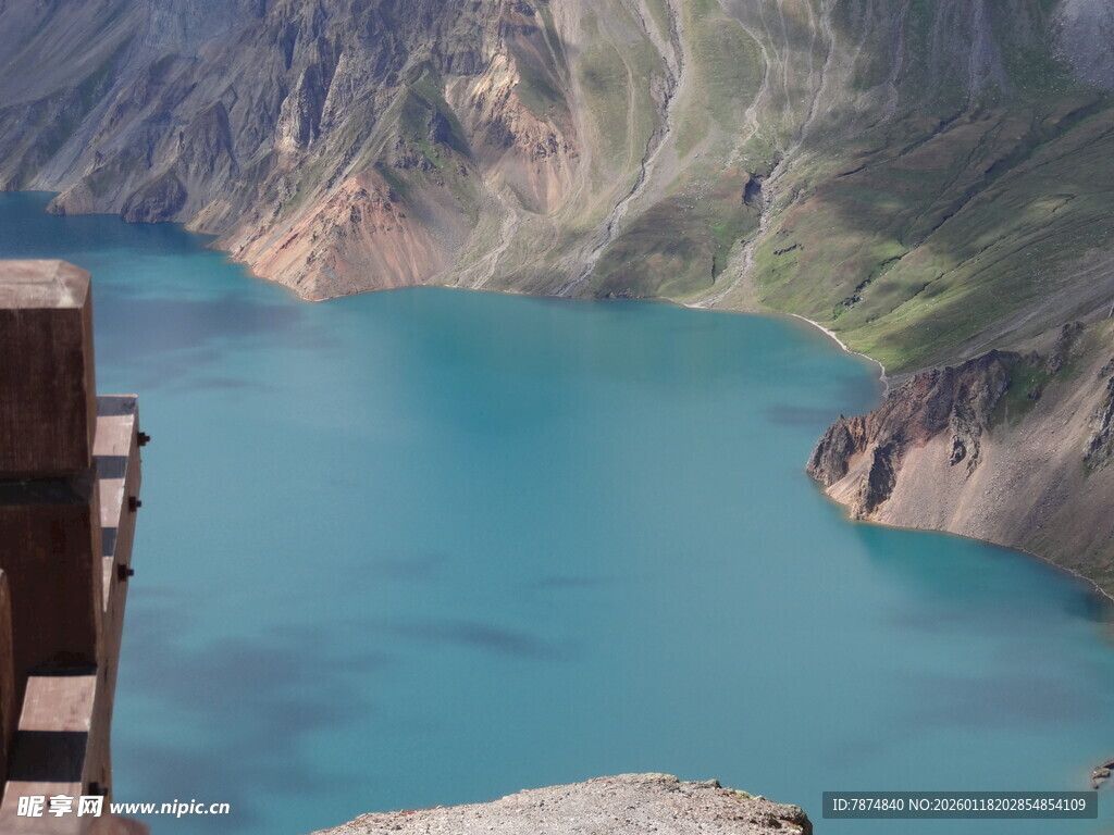 壮丽蓝湖与险峻山峦景观
