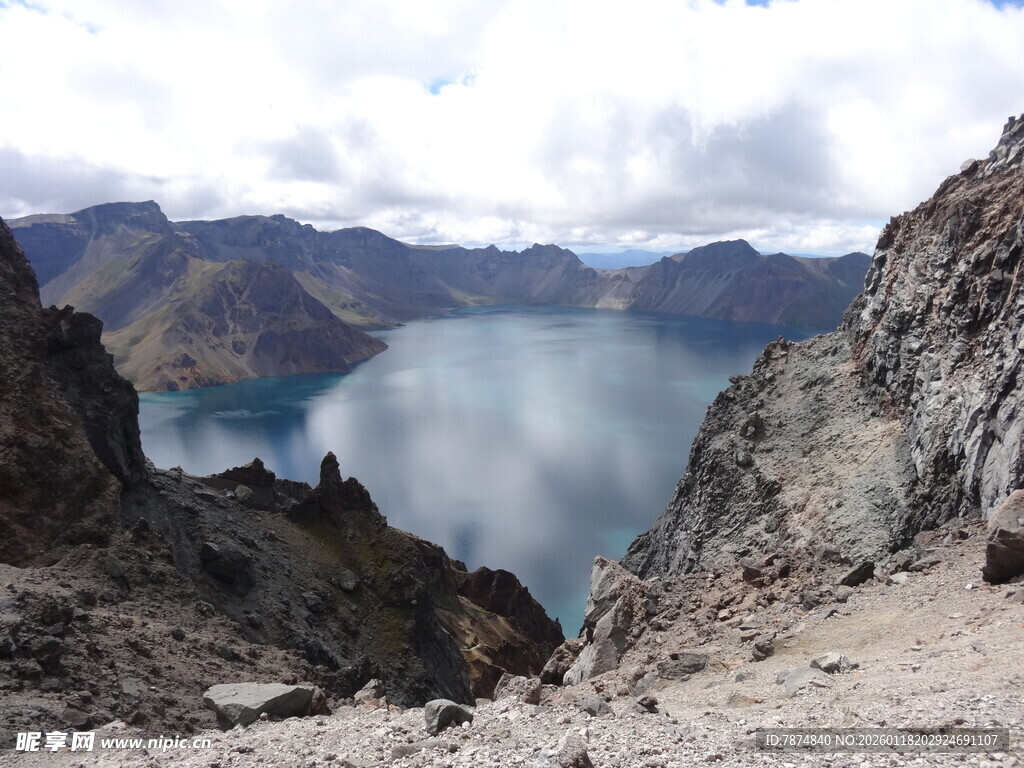 高山湖泊壮丽风光