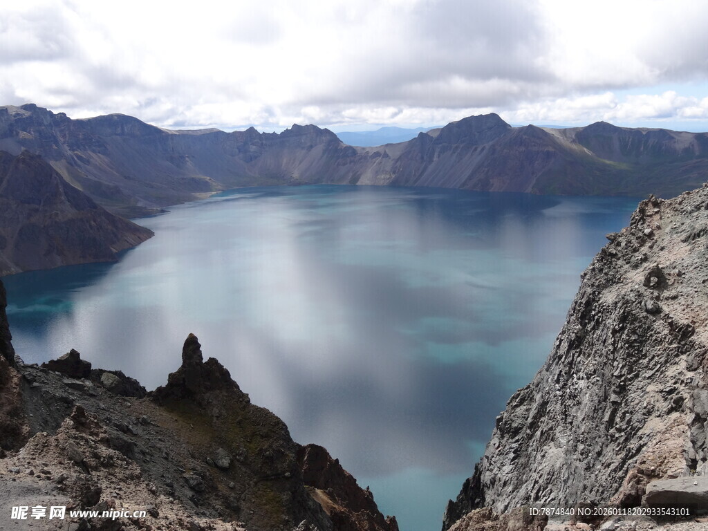 高山湖畔壮丽自然景观