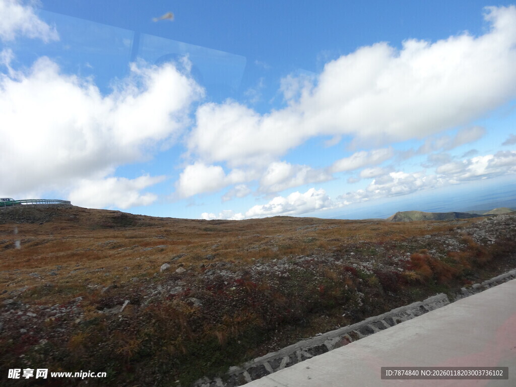 蓝天白云下的开阔公路风景