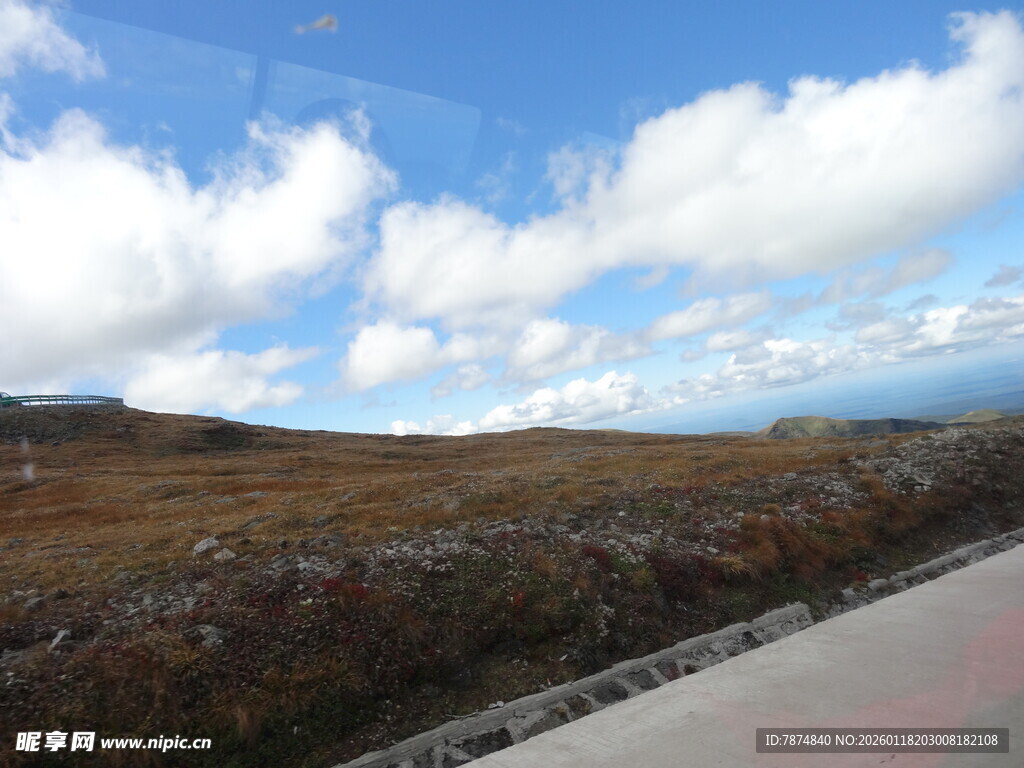 公路旁的开阔风景