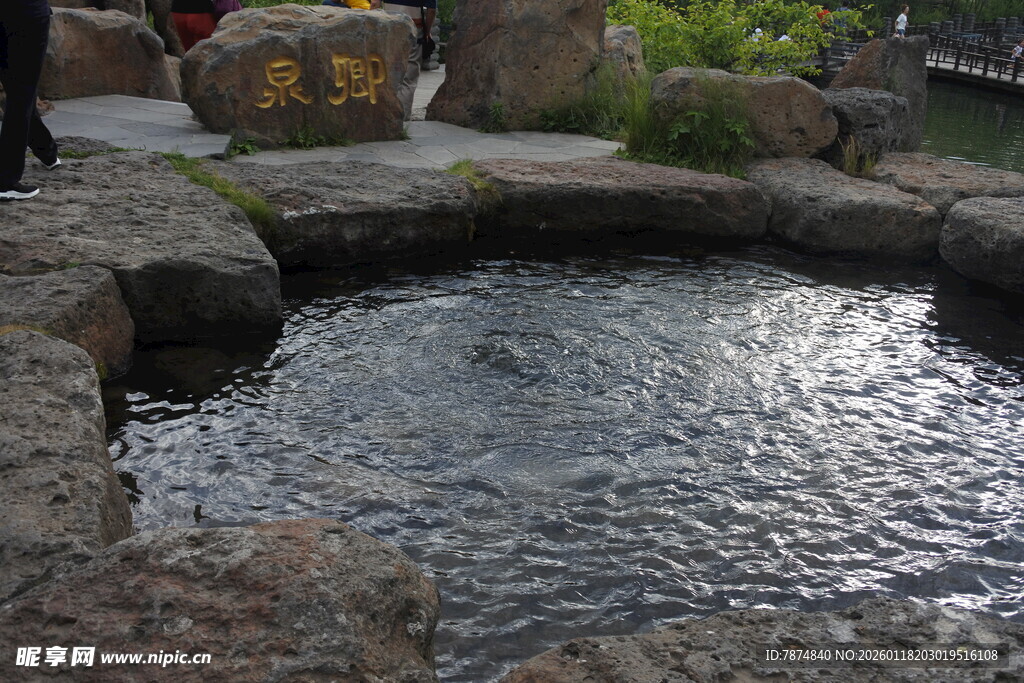 石砌水池中的潺潺流水