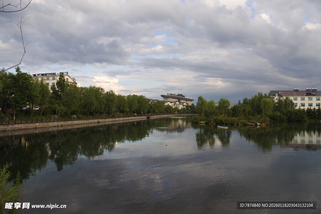 河畔风景 云影倒映于水面
