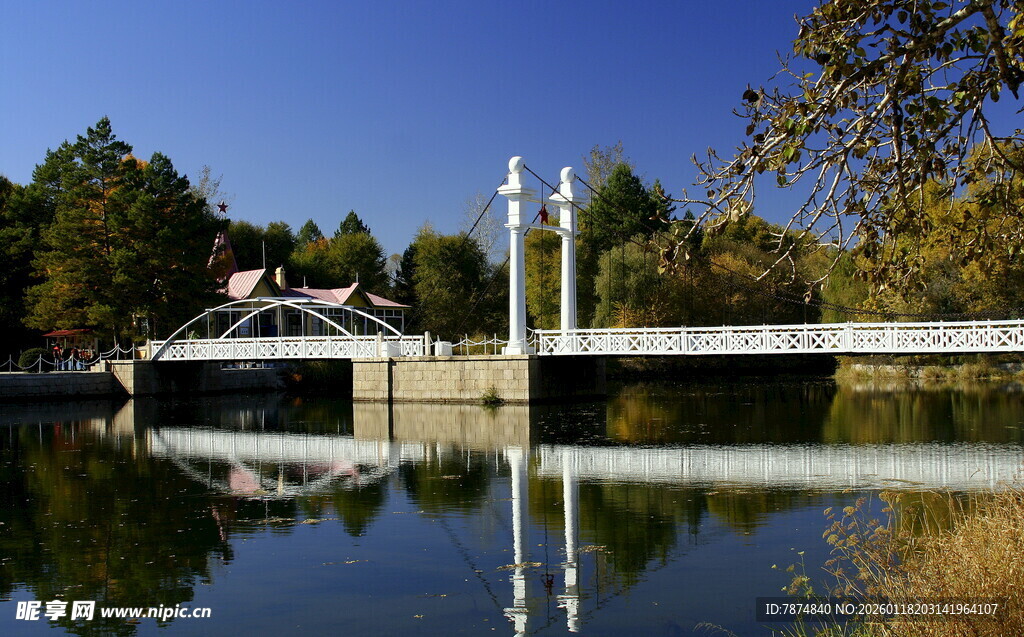 湖畔美景 宁静的水上建筑