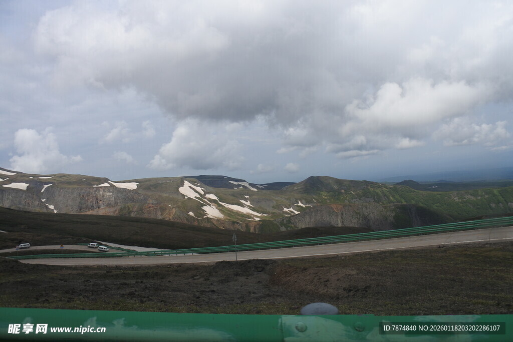 高山公路旁的云雾景观