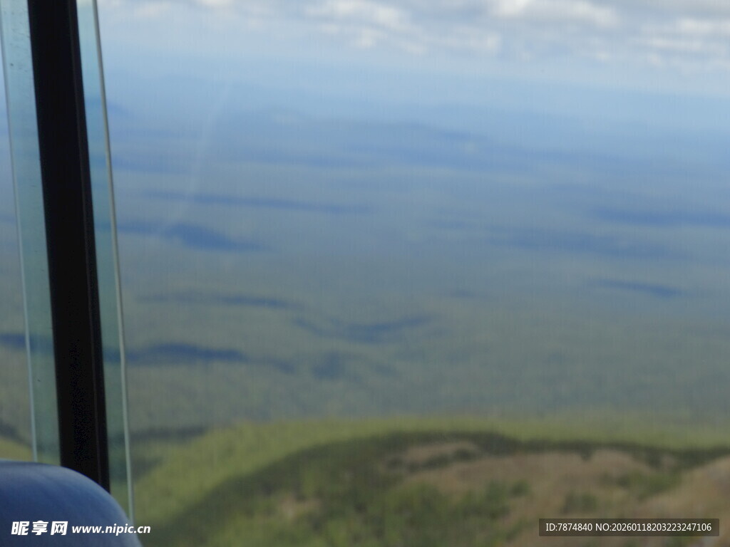 高空缆车外的广袤风景