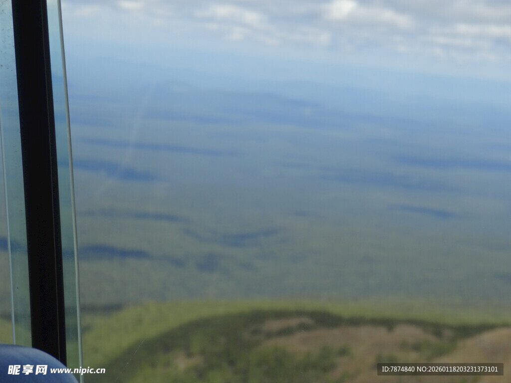 高空缆车下的广袤风景