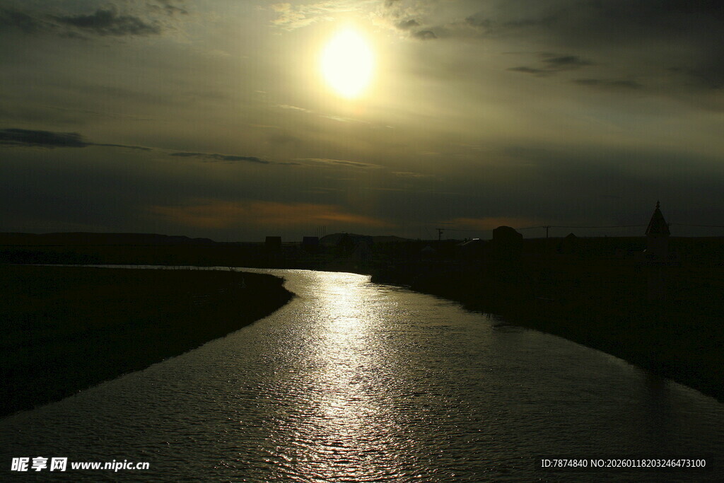 夕阳下的静谧河道