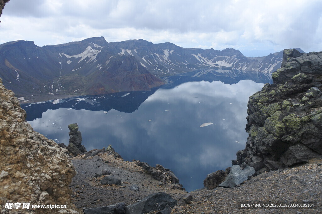 壮丽火山湖景观