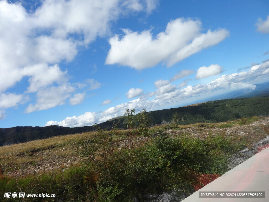 公路旁的开阔自然风景