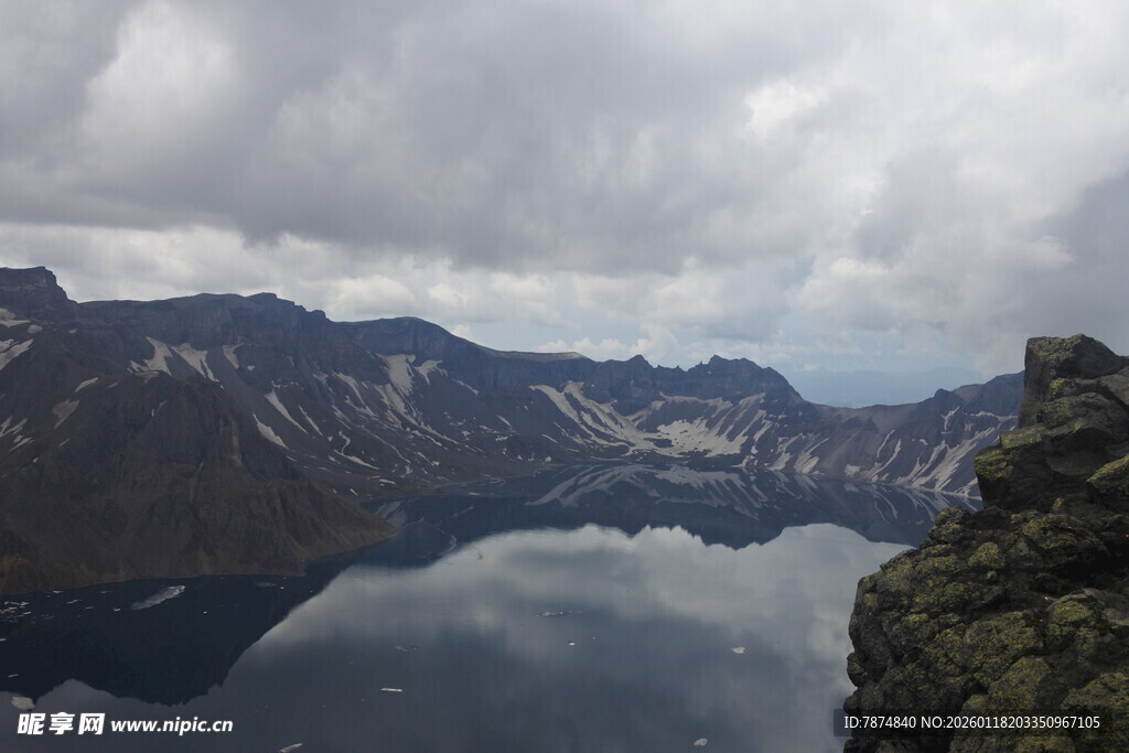 高山湖泊壮丽自然景观