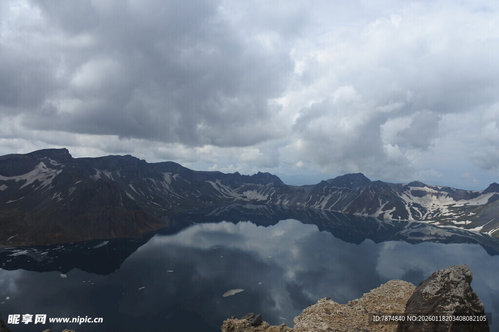 高山湖泊的壮美风光