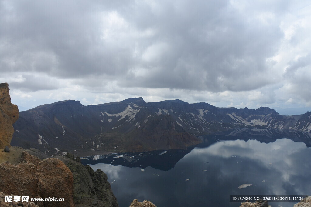 高山湖泊壮丽自然景观