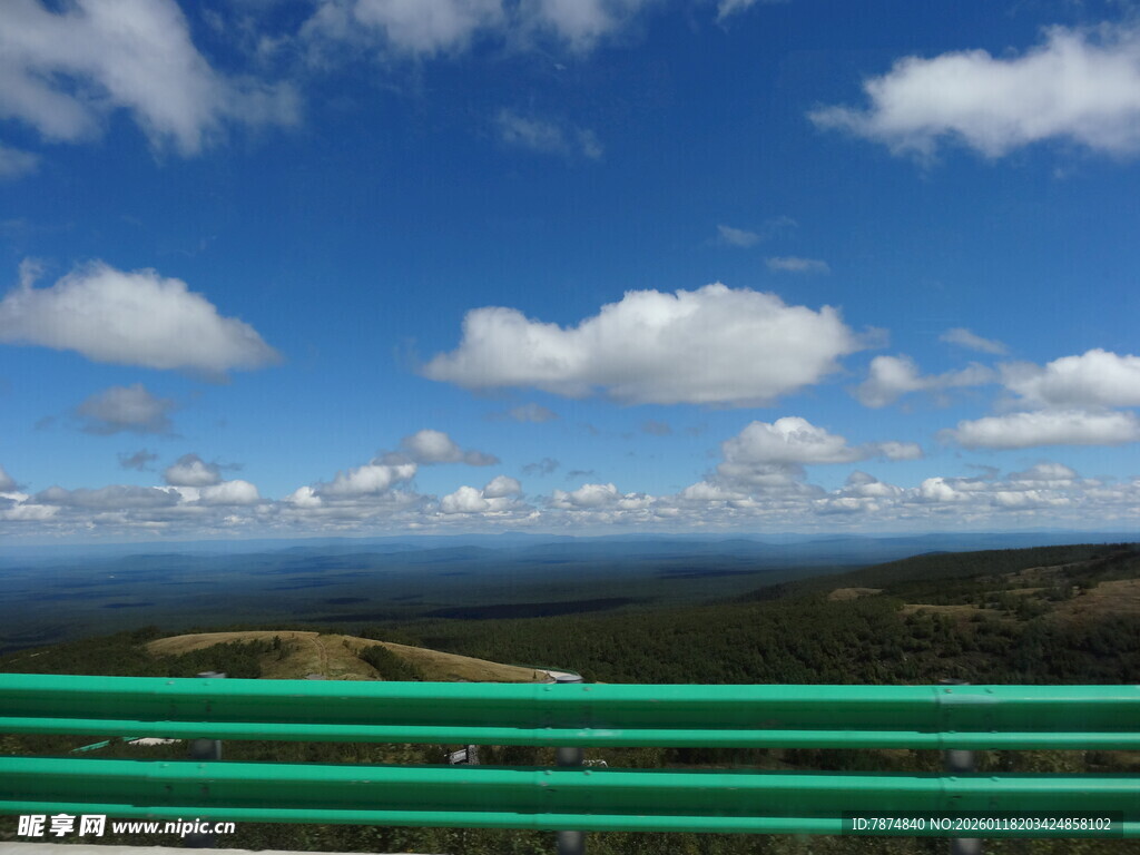 公路边的蓝天绿野美景