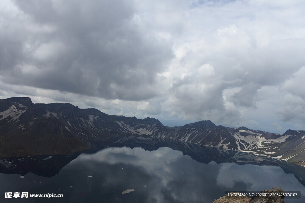 高山湖泊的壮阔云景