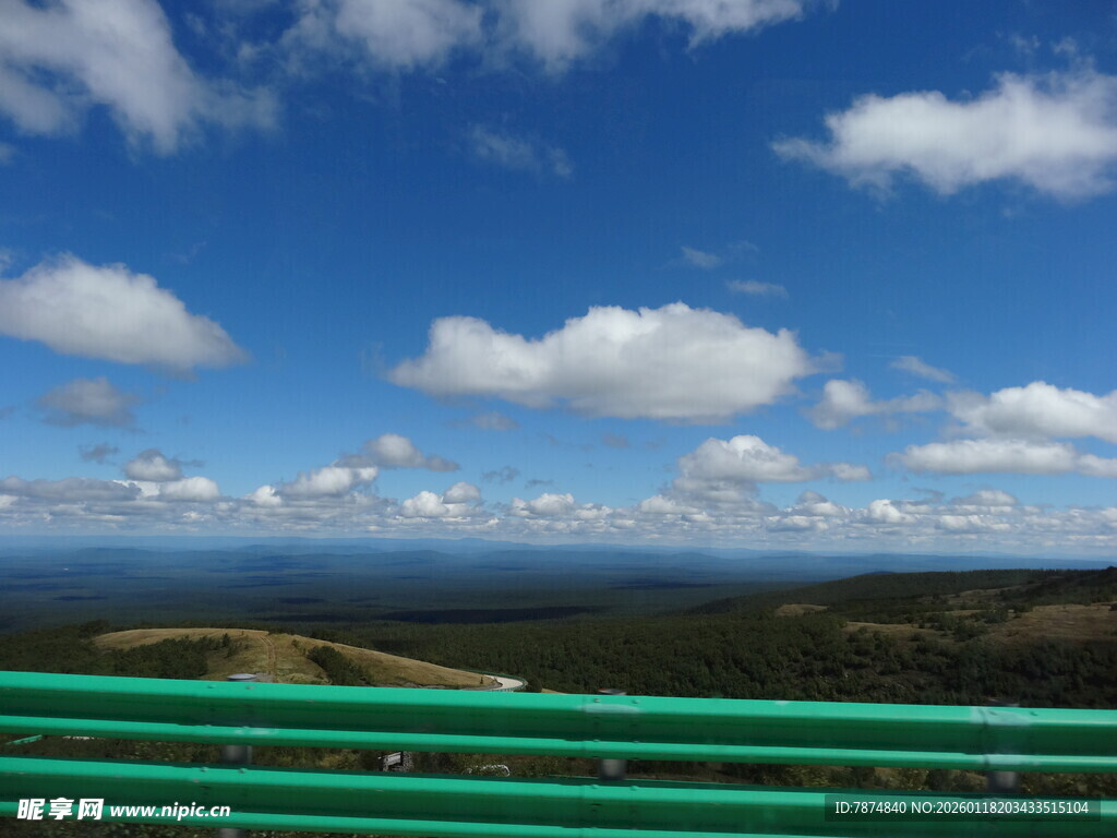 俯瞰蓝天绿地美景